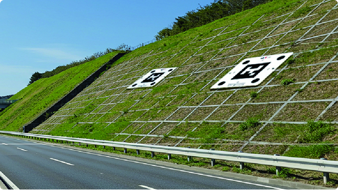 山間部斜面や道路法面に高精度マーカを設置したイメージ